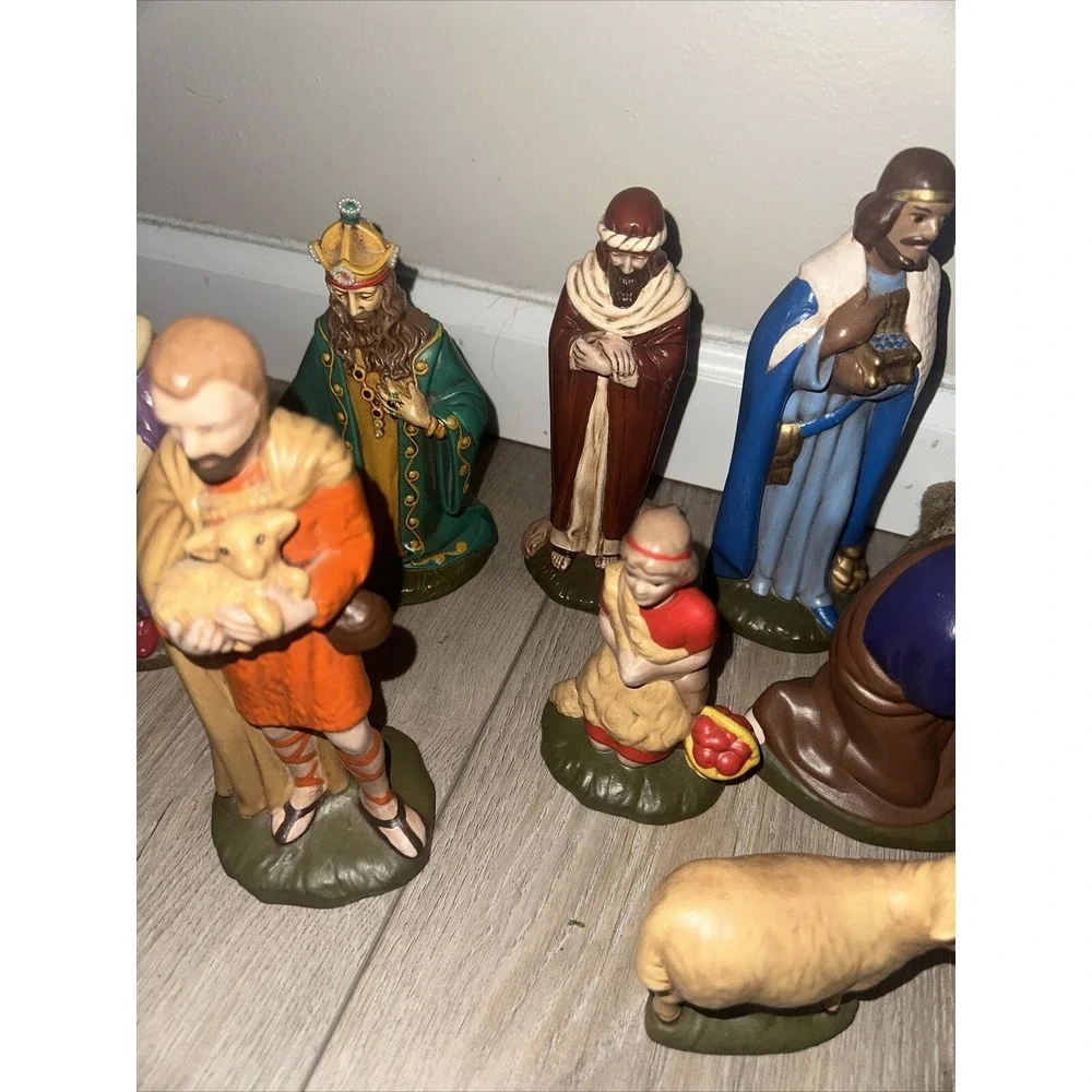Beautiful Vintage Large Holland Mold Hand Painted 18 Piece Nativity Set Read Dis